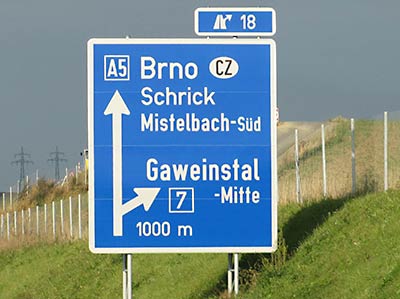 Richtungsschilder in Grenznähe: österreichische A5