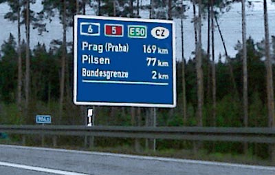 Richtungsschilder in Grenznähe: deutsche A6