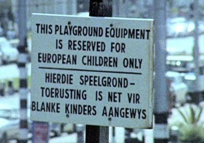 English-Afrikaans-Schild aus der Zeit der Apartheid