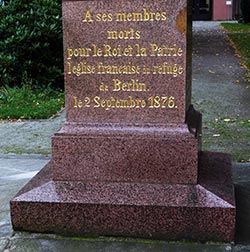 Denkmal auf dem Französischen Friedhof: Ihren Mitgliedern, die für König und Heimat gefallen sind Französische Exilkirche [der Hugenotten] in Berlin, 2. September 1876