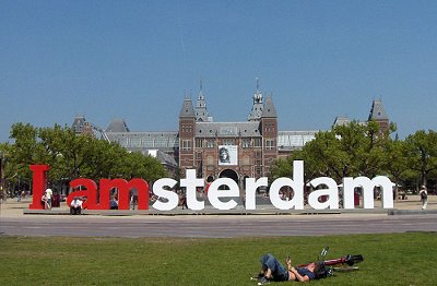 Amsterdam wird offiziell zweisprachig