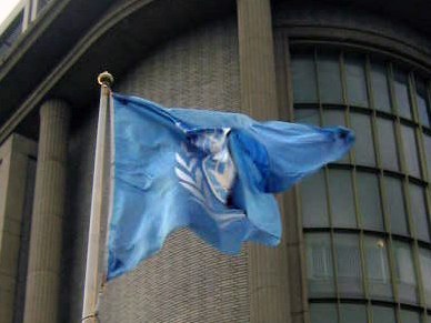 UNO-Flagge vor dem Kriegsverbrechertribunal