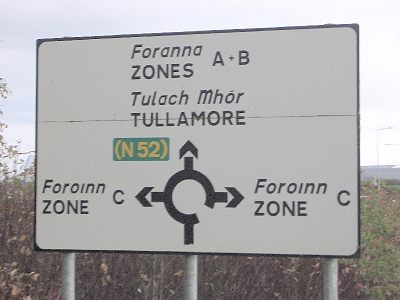 Zweisprachiges Verkehrsschild im irischen Mullingar