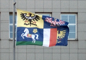 Flagge der Mährisch-Schlesischen Region vor der Behörde der Region