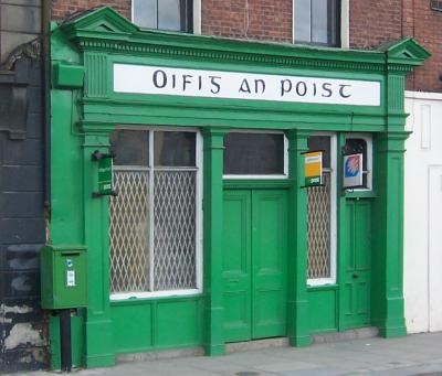 Post in Dublin mit irischer Aufschrift