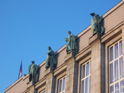 Statuen an der Fassade des Neuen Rathauses in Ostrava