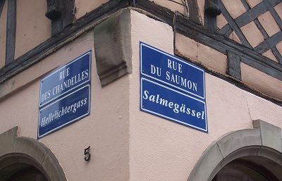 Französisch-elsässisches Straßenschild