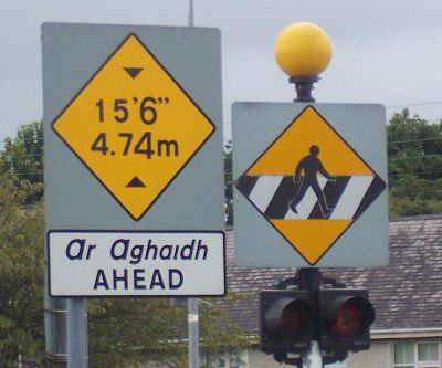 Metrische und angloamerikanische Einheiten auf einem Verkehrszeichen